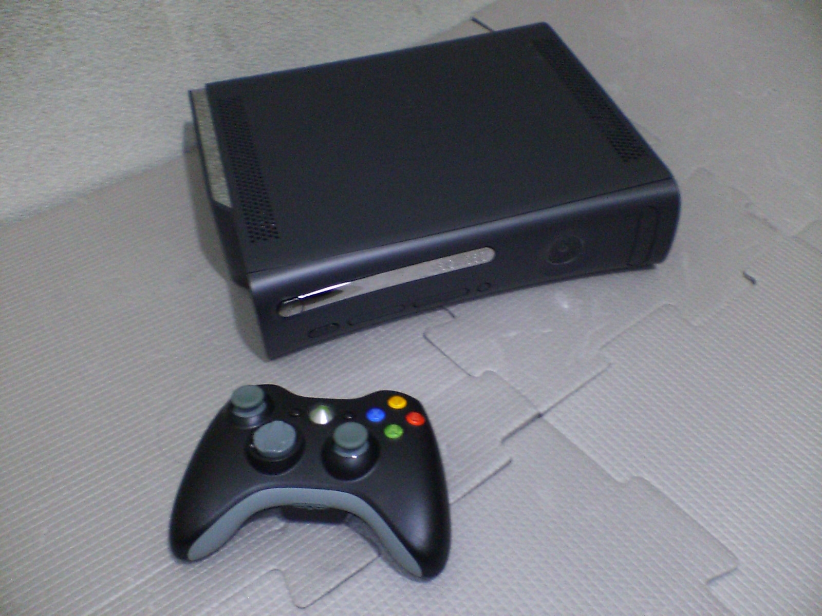 Xbox 360 Elite console with wireless controller